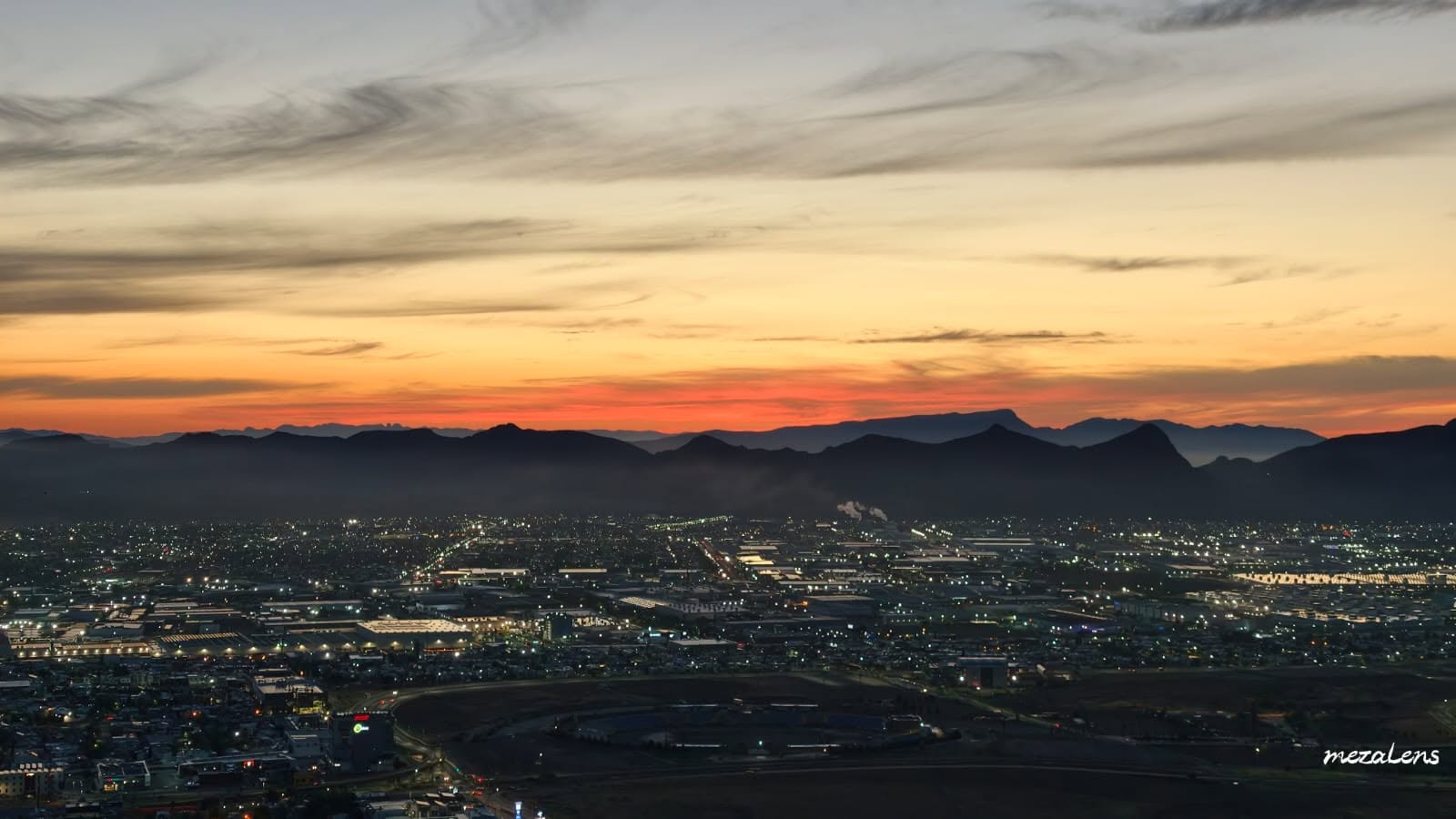 Puede ser una imagen de crepúsculo, horizonte y montaña